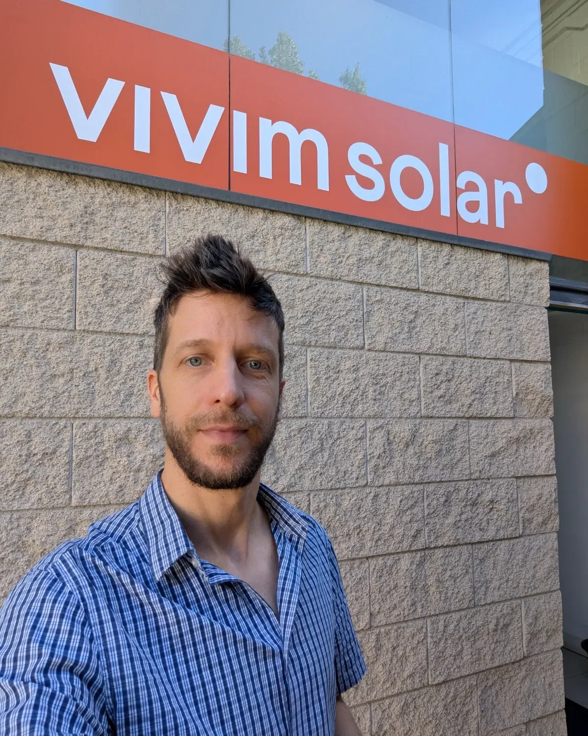 Samuel Michelot en la oficina de Vivim Solar con el logo oficial