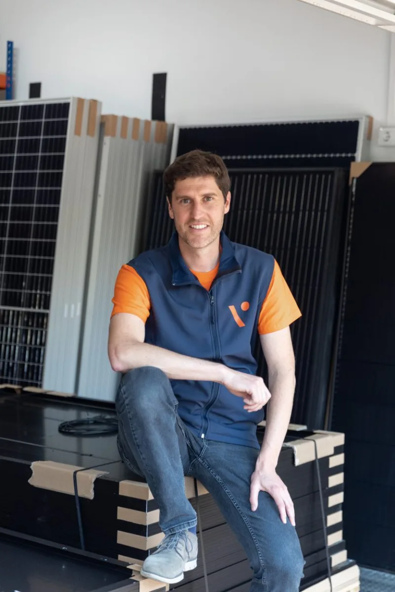 Xavier Castellvi con placas solares y polo de Vivim Solar